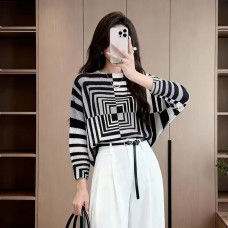 【羽生摺衣】i摺衣-日系 簡約風 細雪花摺 線條 上衣(共二色) 【羽生摺衣】i摺衣-日系 簡約風 細雪花摺 線條 上衣(共二色)