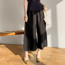 【羽生摺衣】i摺衣-日系 簡約風 中斜摺 寬褲(共三色) 【羽生摺衣】i摺衣-日系 簡約風 中斜摺 寬褲(共三色)