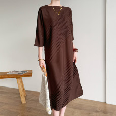 【羽生摺衣】i摺衣-日系 簡約風 圓領 上下 斜摺 洋裝(共三色) 【羽生摺衣】i摺衣-日系 簡約風 圓領 上下 斜摺 洋裝(共三色)